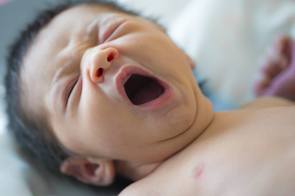 Bébé bâillant - bâiller est excellent pour les yeux